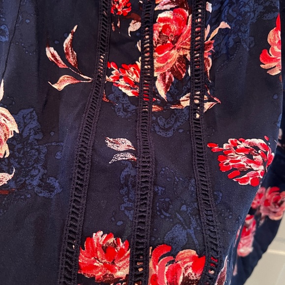 NWOT Maurices Floral Eyelet Trim Flutter Sleeve Top Size 3X Navy and Pink - Picture 5 of 7